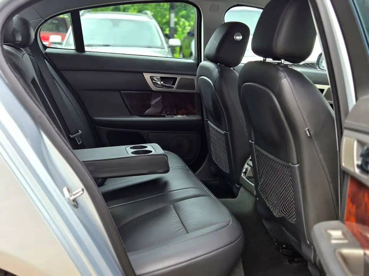 2010-jaguar-xf-30-premium-luxury-big-31