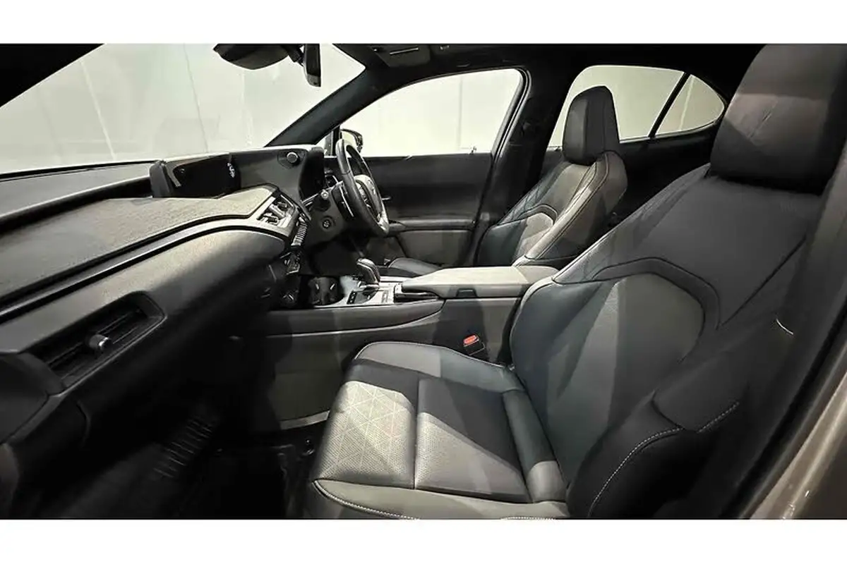 2021-lexus-ux-300e-e-ux-big-19
