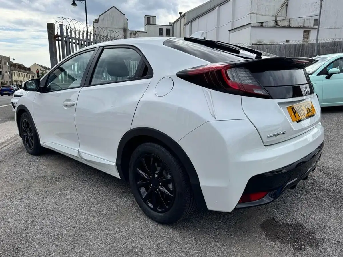 2015-honda-civic-18-s-1-cd-hatchback-big-6