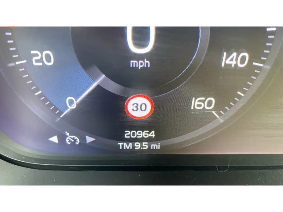 2022-volvo-xc40-15-t4-r-design-big-37