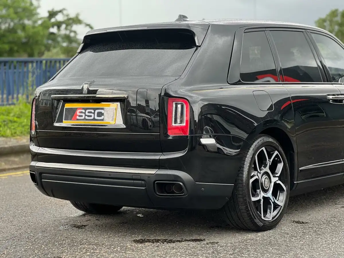 2020-rolls-royce-cullinan-675-black-badge-big-54