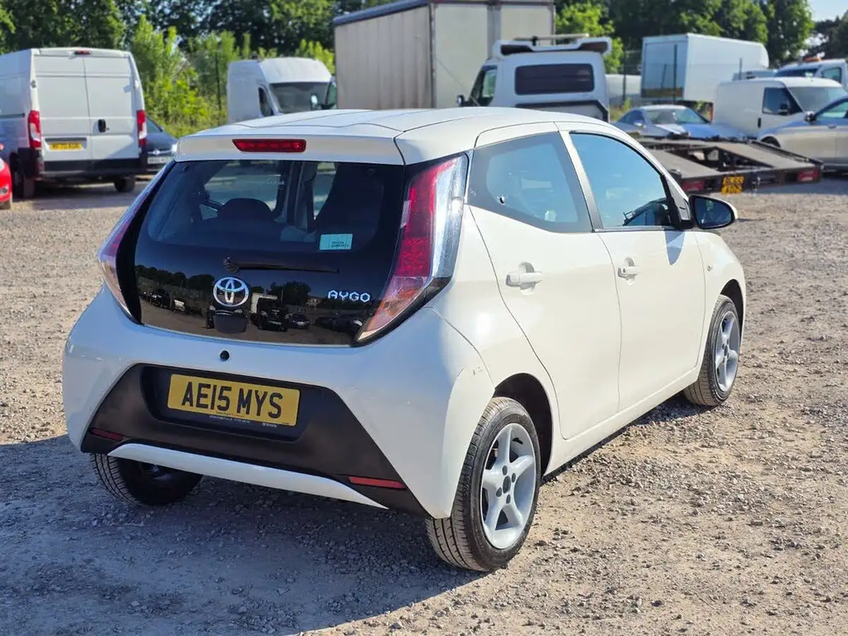 2015-toyota-aygo-10-vvt-i-x-play-5d-x-shift-big-11