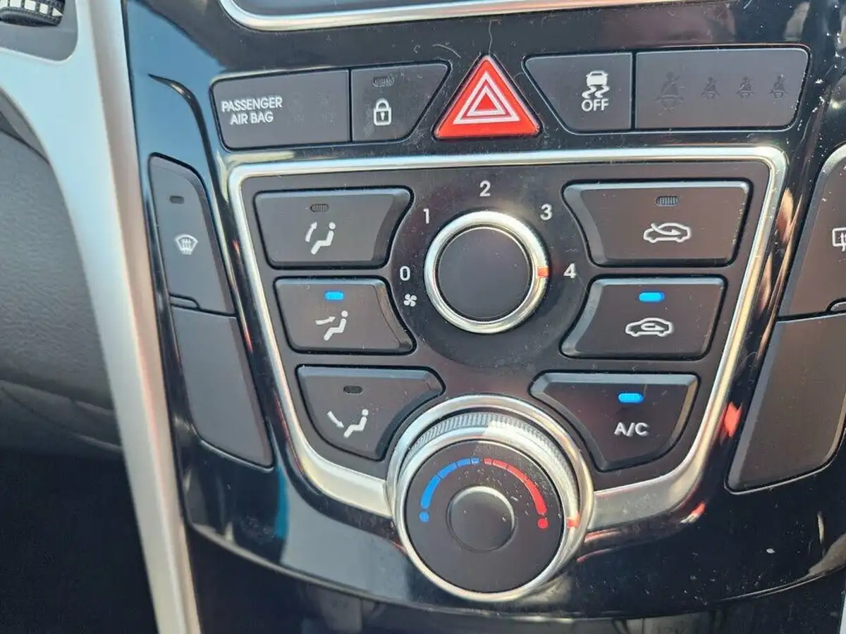 2014-hyundai-i30-16crdi-active-110ps-hatchback-5d-auto-big-19