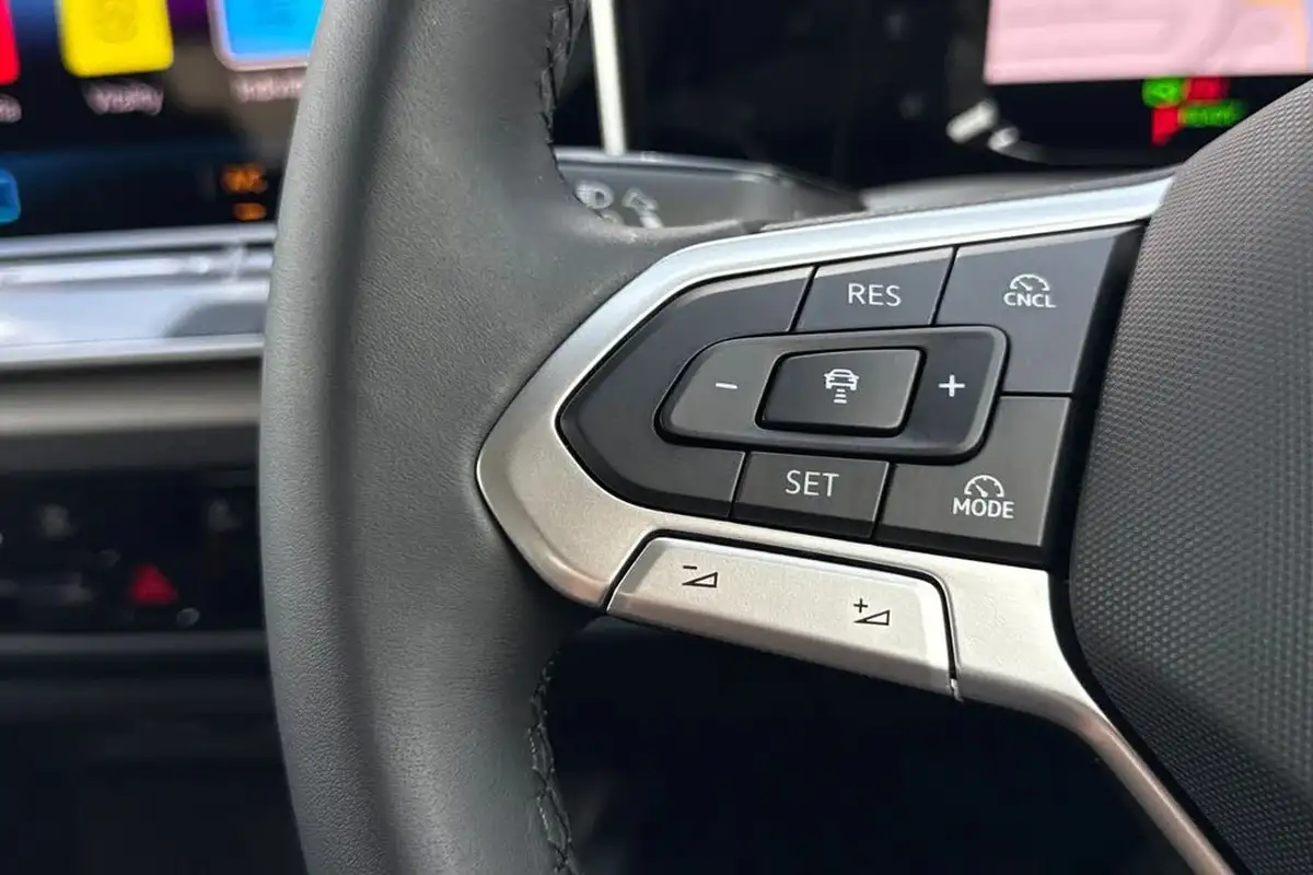 2025-volkswagen-golf-15-etsi-match-big-32