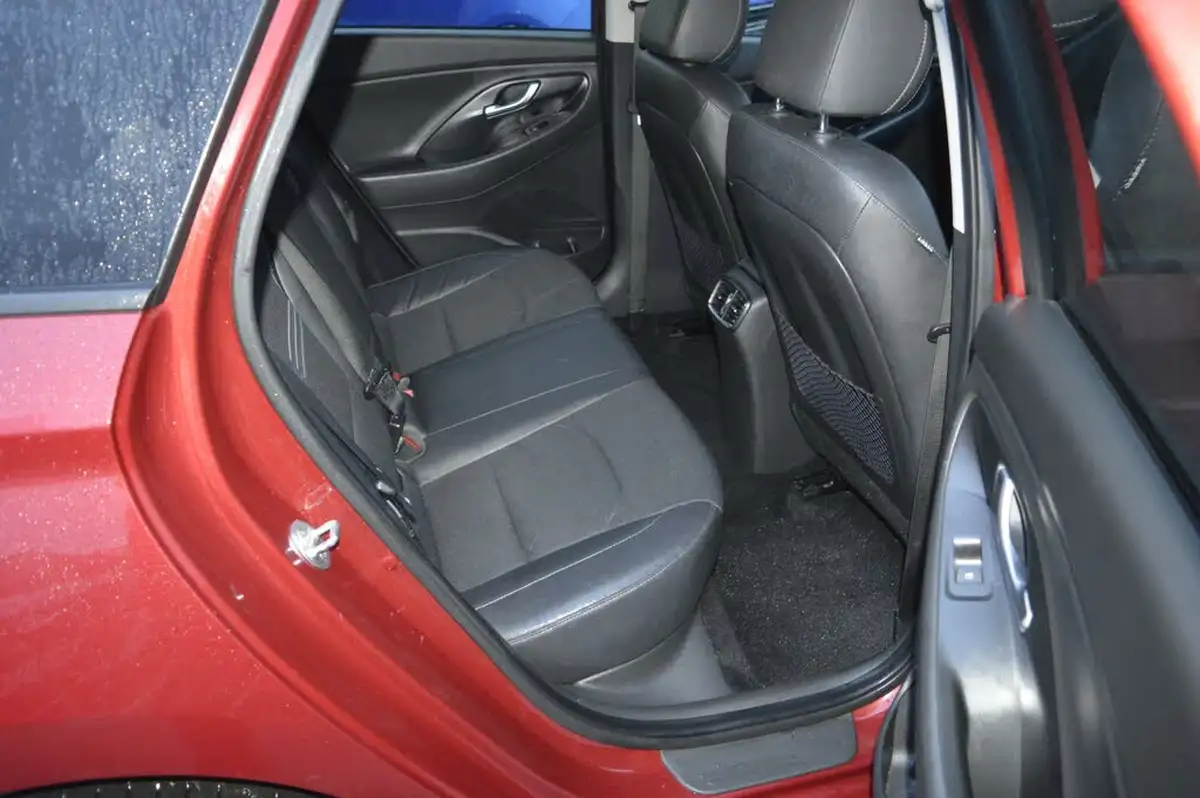 2021-hyundai-i30-10-t-gdi-premium-48v-tourer-dct-big-11