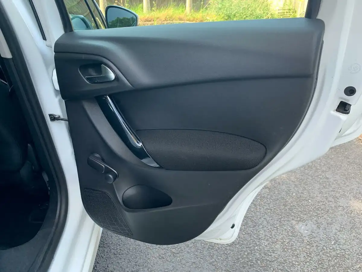 2016-citroen-c3-12-edition-big-33
