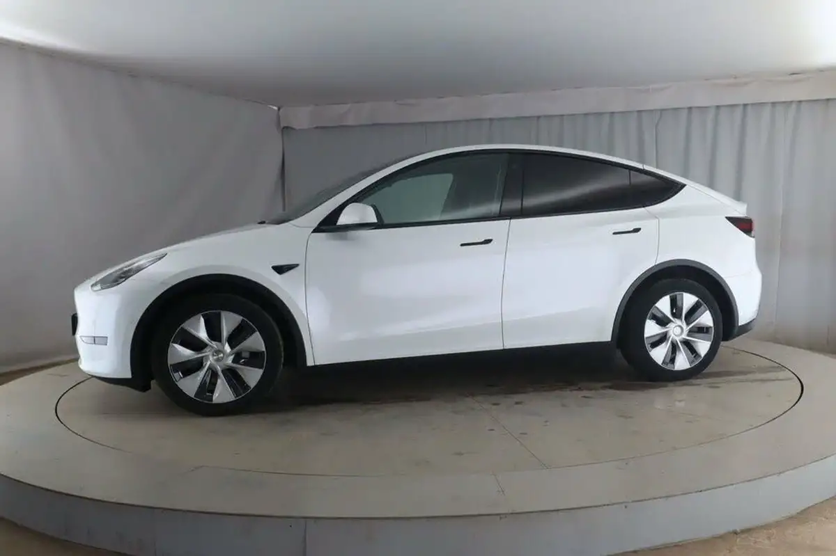 2022-tesla-model-y-e-long-range-big-6