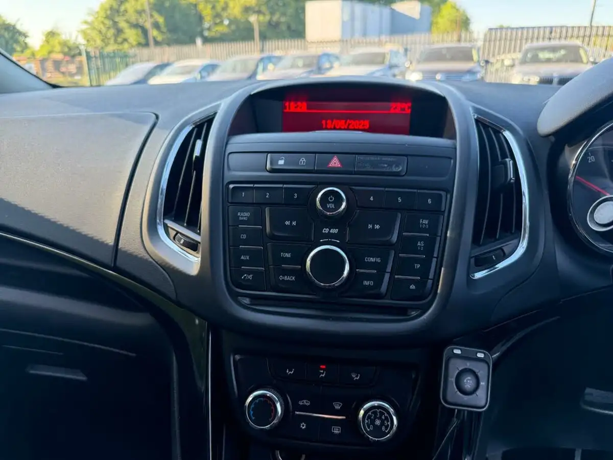 2012-vauxhall-zafira-tourer-20cdti-sri-big-20