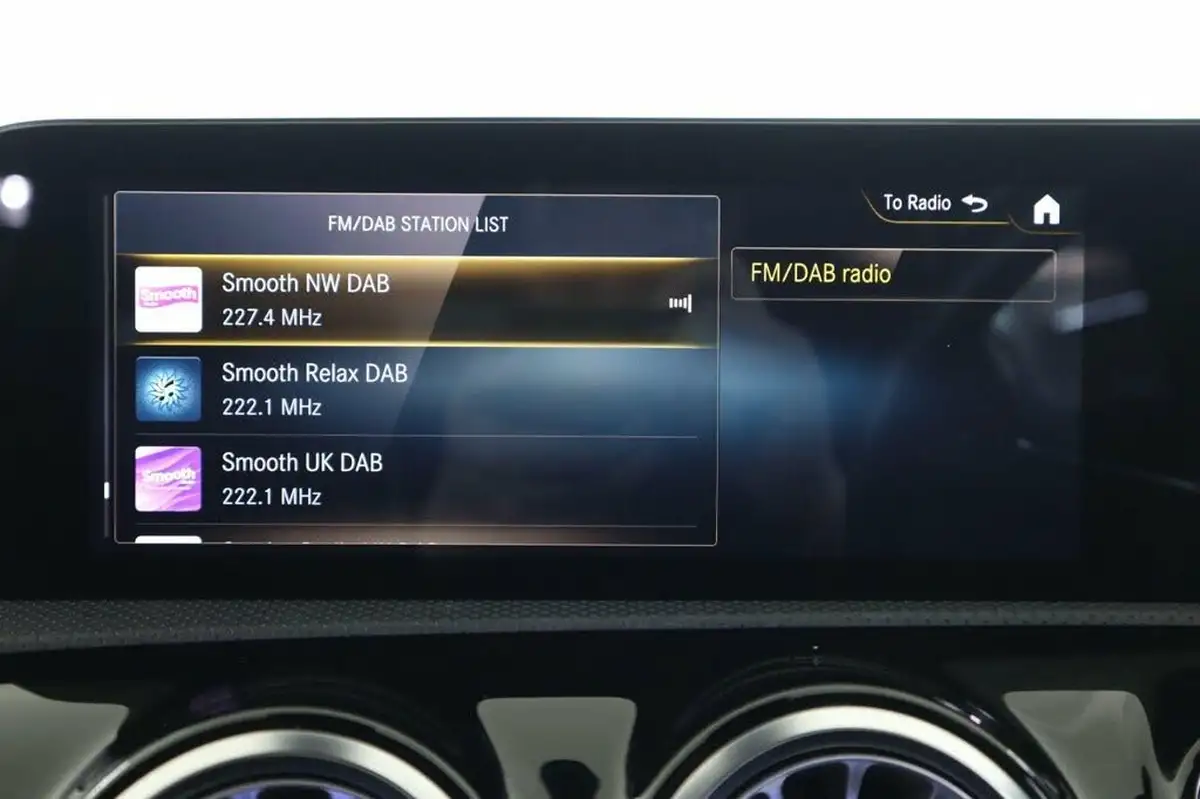 2022-mercedes-benz-a-class-20-a250-amg-line-premium-edition-hatchback-5d-big-35