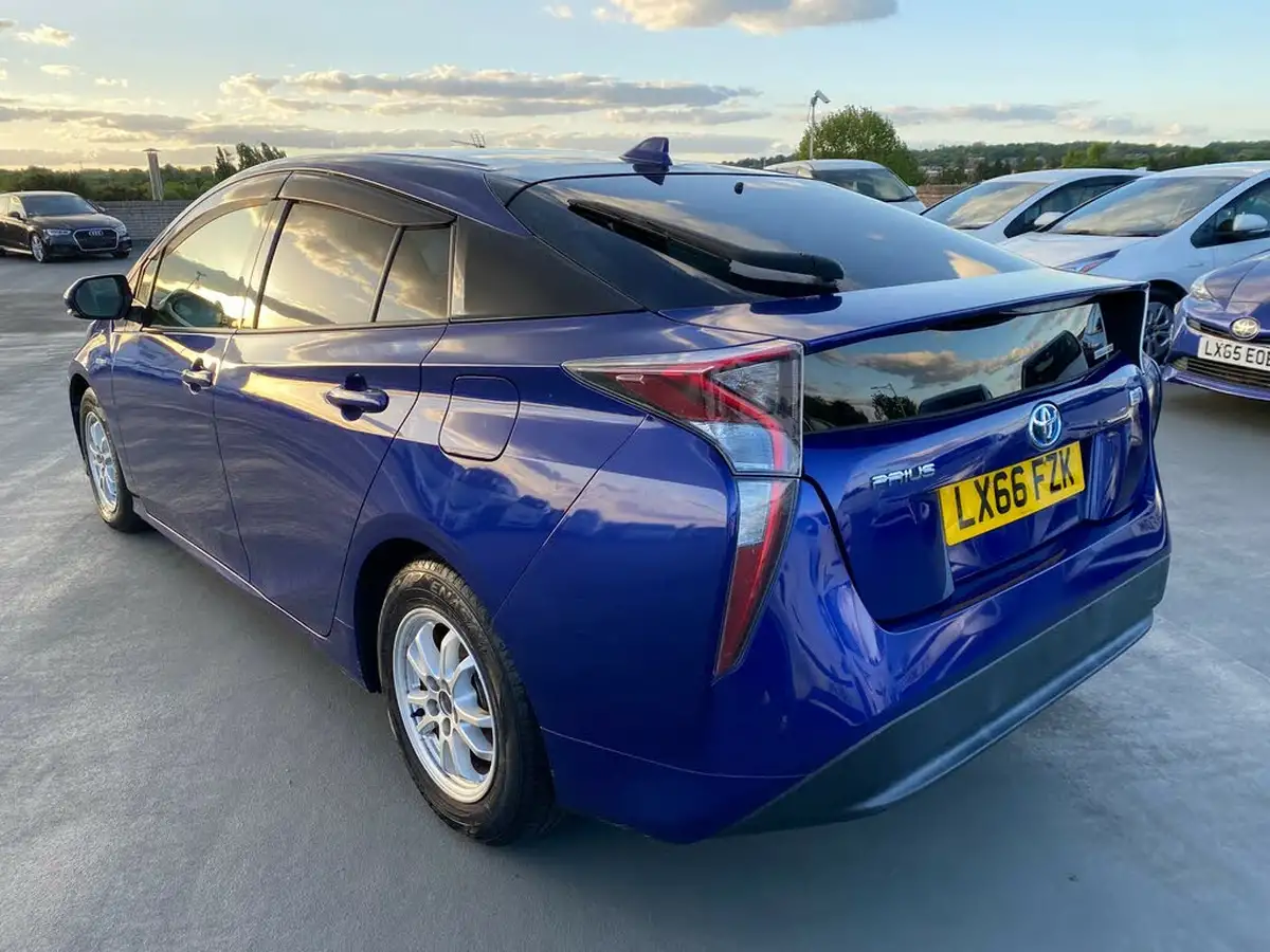 2016-toyota-prius-big-12