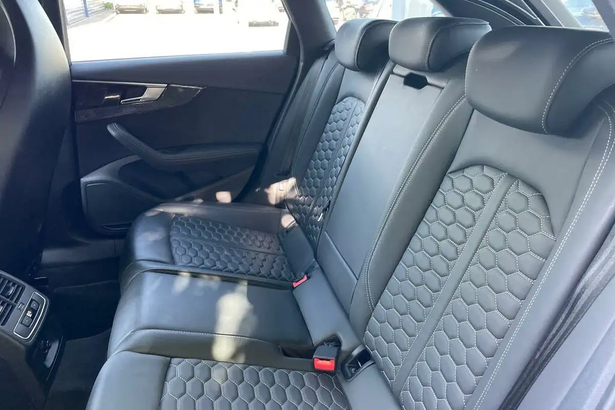 2022-audi-rs4-avant-29-tfsi-carbon-black-big-32