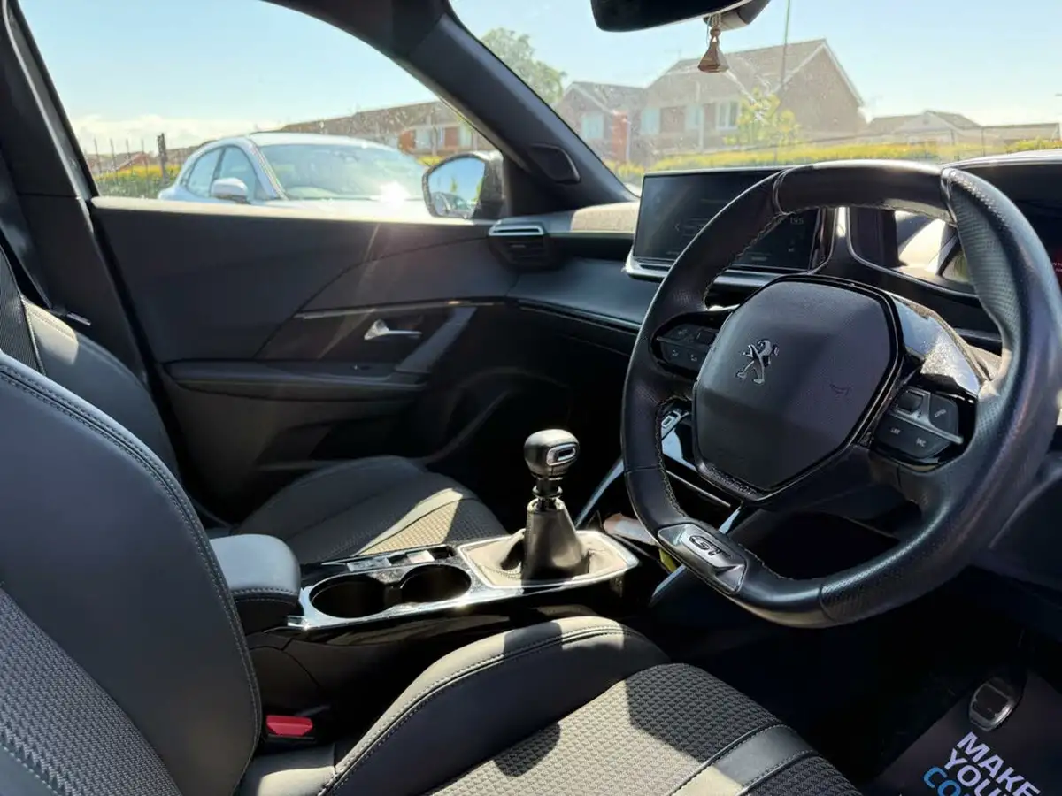 2022-peugeot-2008-suv-12-puretech-gt-big-16