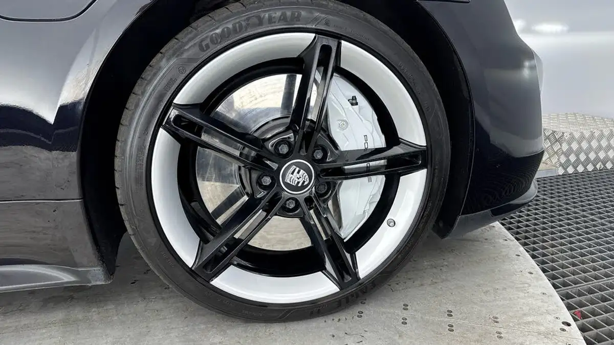 2020-porsche-taycan-e-turbo-big-25