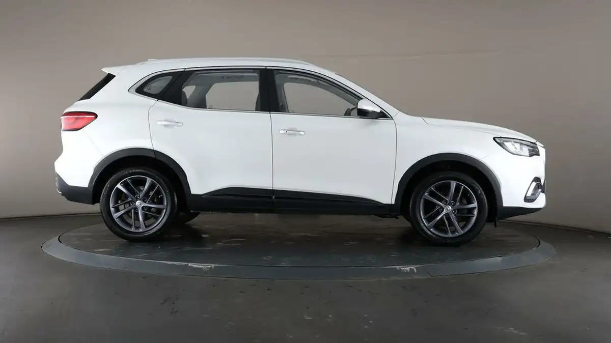 2022-mg-hs-15t-gdi-exclusive-162ps-big-59