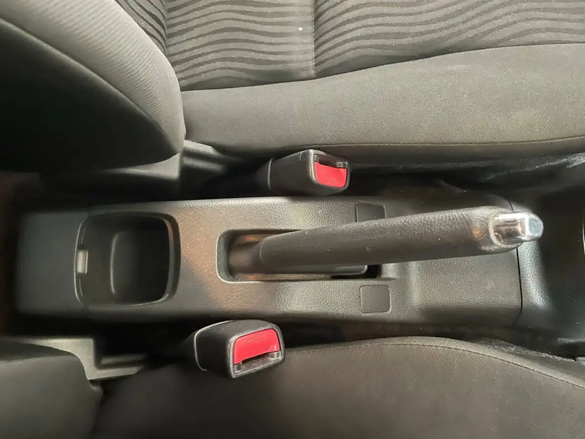 2012-suzuki-swift-12-attitude-3d-big-39