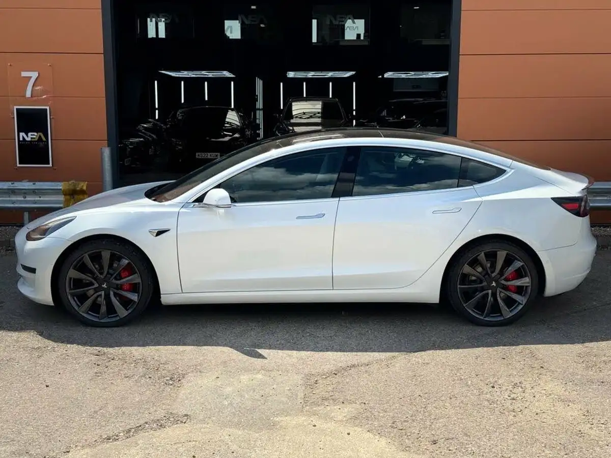 2020-tesla-model-3-e-performance-big-18