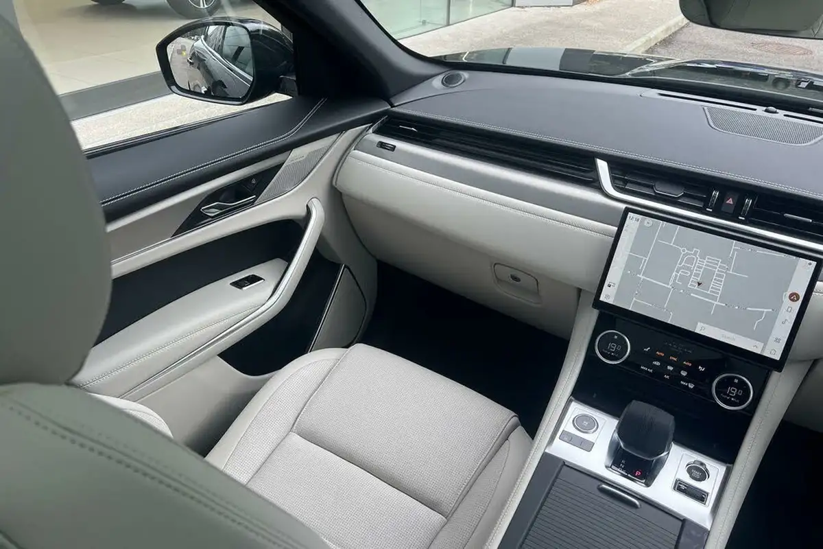 2024-jaguar-f-pace-20-d200-r-dynamic-se-black-90th-anniversary-edition-big-18