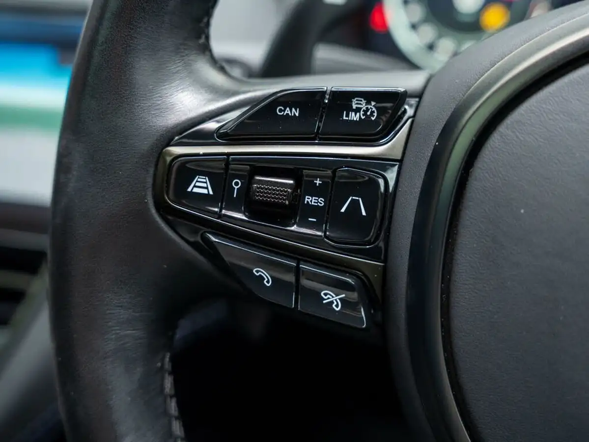 2021-aston-martin-dbx-40-v8-big-21