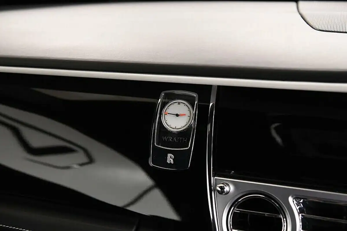 2017-rolls-royce-wraith-66-no-trim-big-17