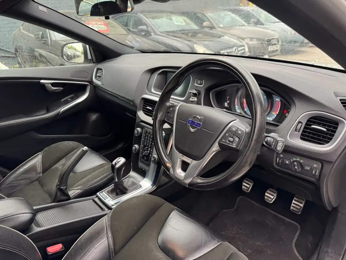 2016-volvo-v40-20td-d3-r-design-nav-big-23