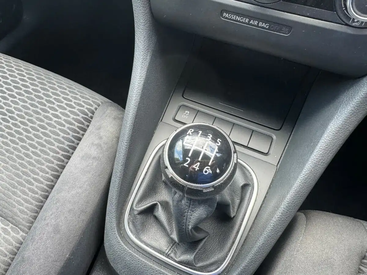 2011-volkswagen-golf-14-s-123bhp-5d-big-7