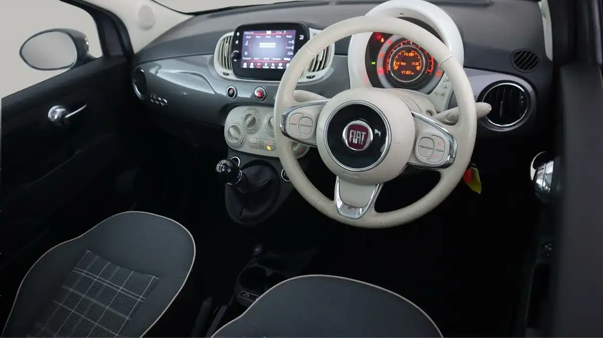 2021-fiat-500-10-lounge-big-9