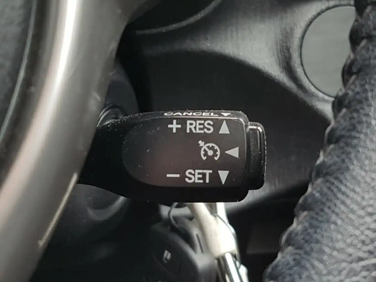 2014-toyota-yaris-133-icon-smart-pack-big-13