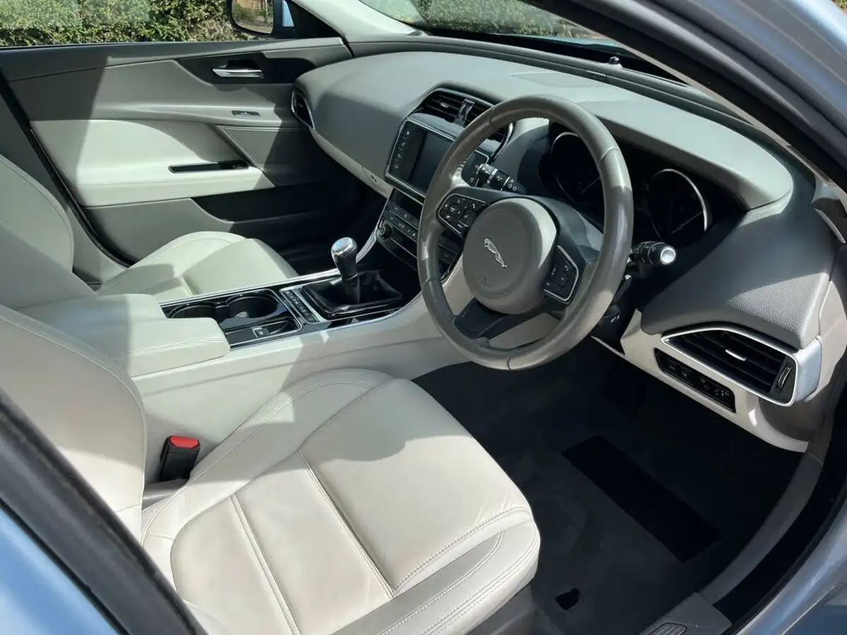 2016-jaguar-xe-20d-prestige-163ps-big-38