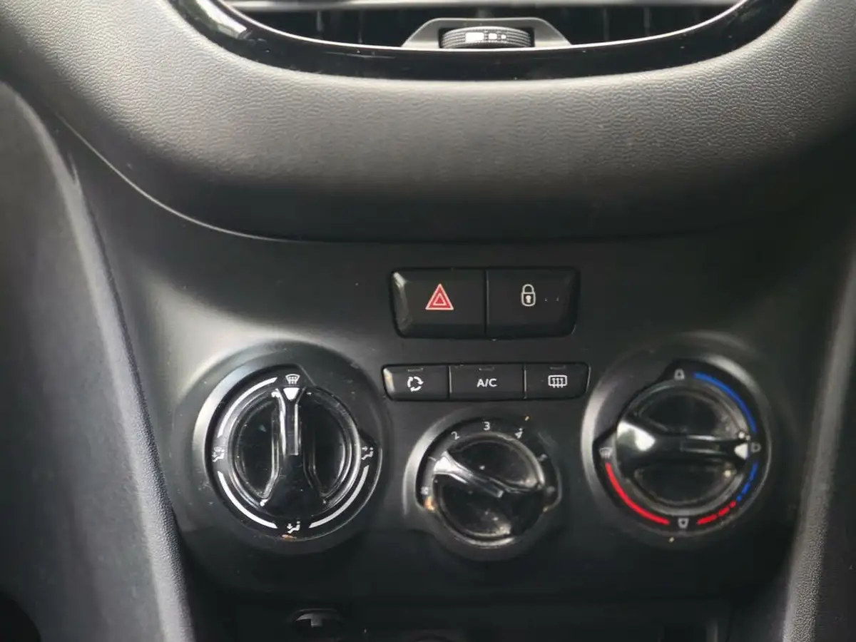 2013-peugeot-208-12-active-3d-big-34