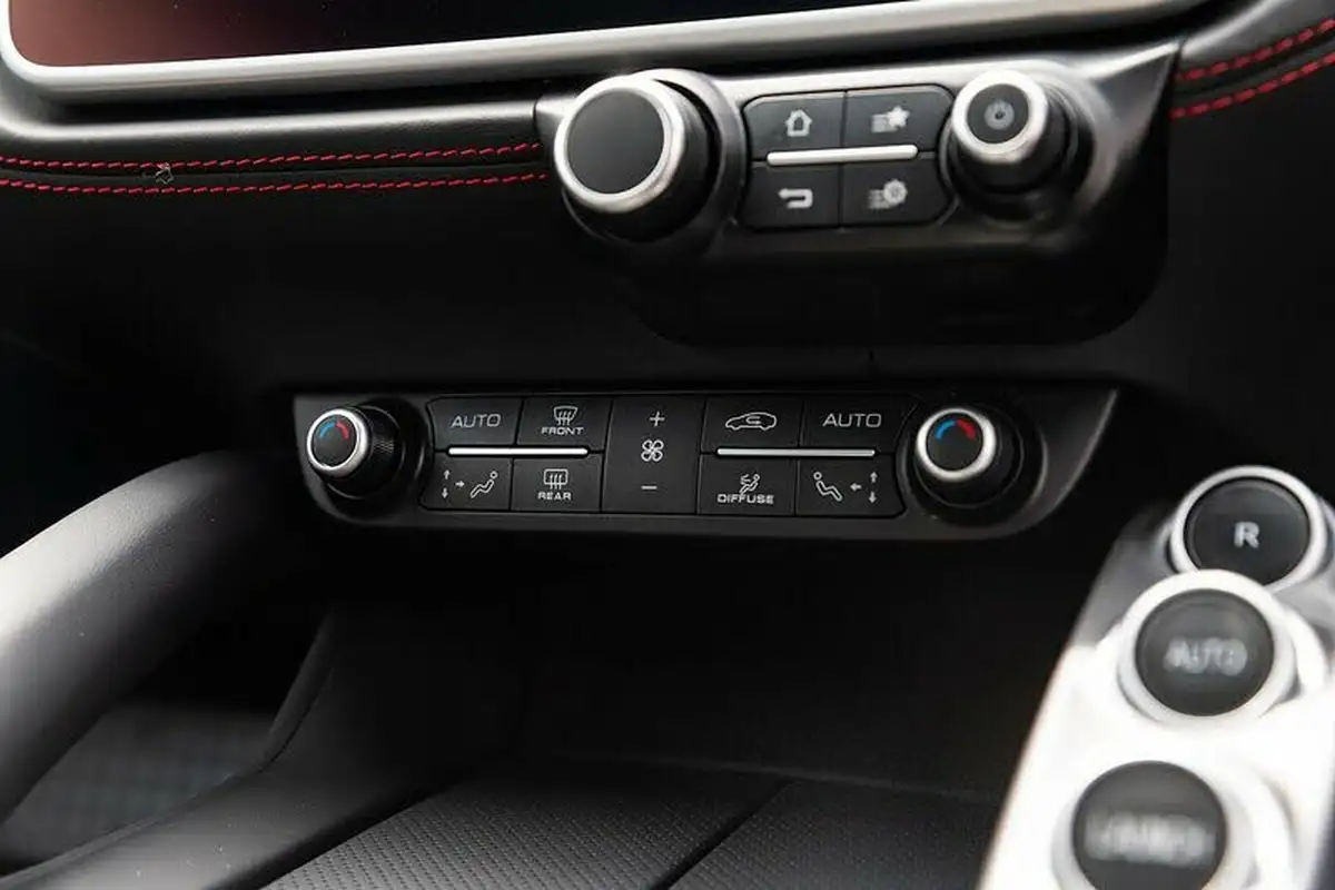 2018-ferrari-gtc4lusso-t-v8-603-bhp-big-13