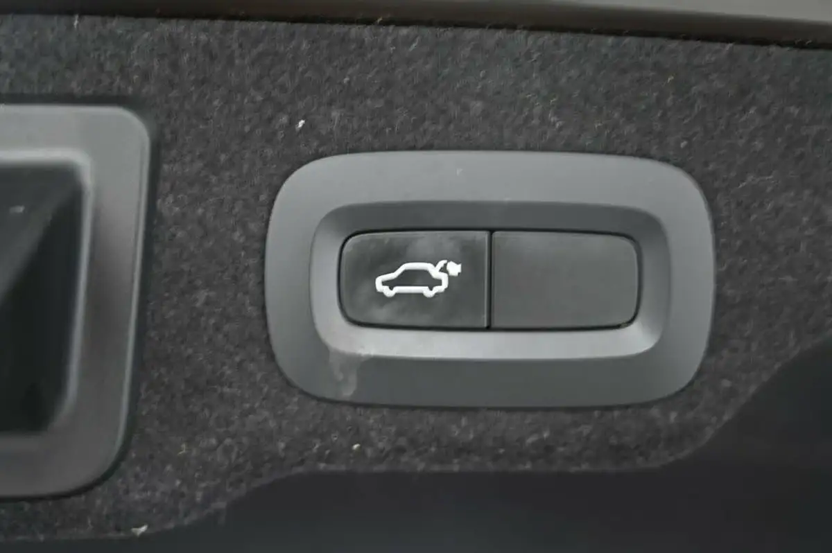 2018-volvo-s90-20td-d4-momentum-big-34