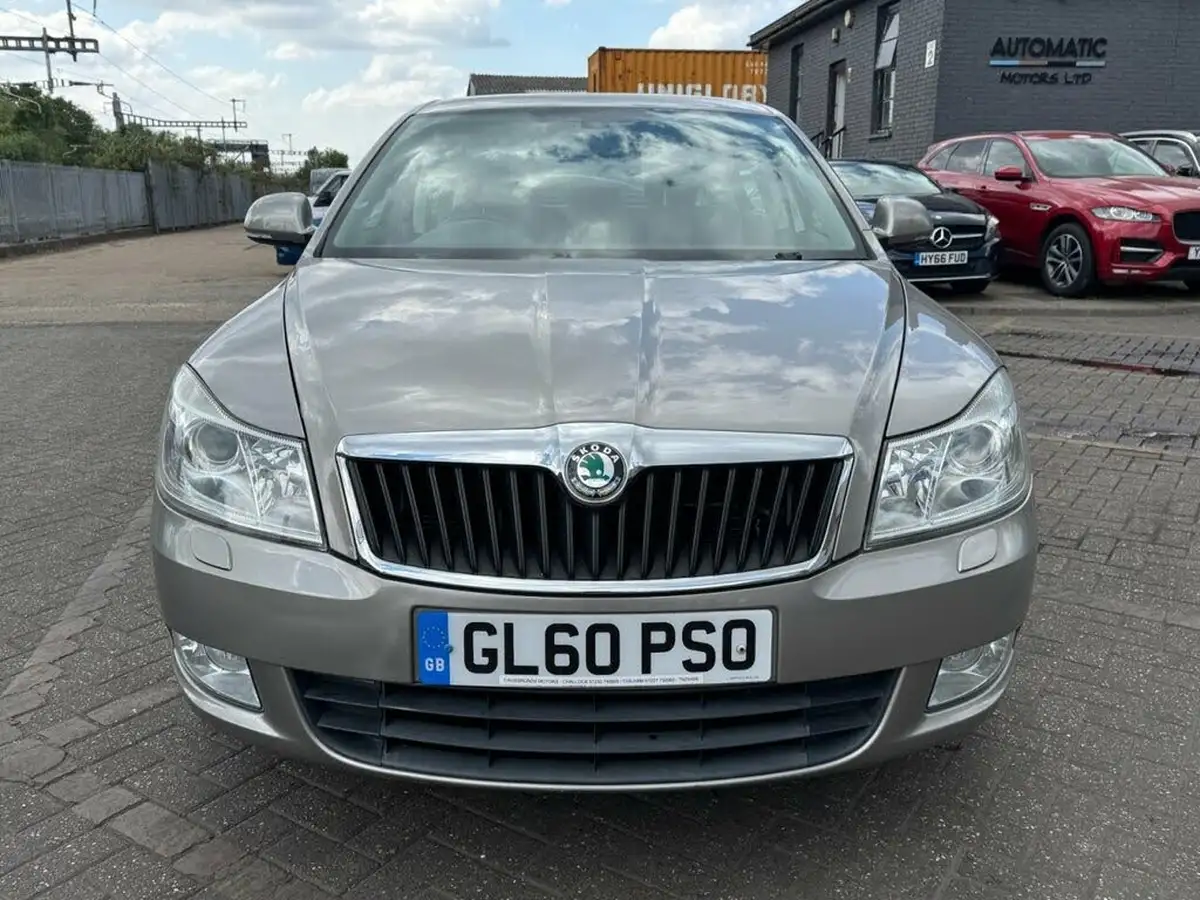 2011-skoda-octavia-14-elegance-124ps-hatchback-dsg-big-2