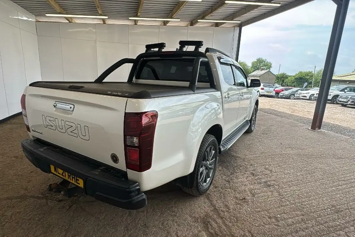 2020-isuzu-d-max-19td-blade-big-2