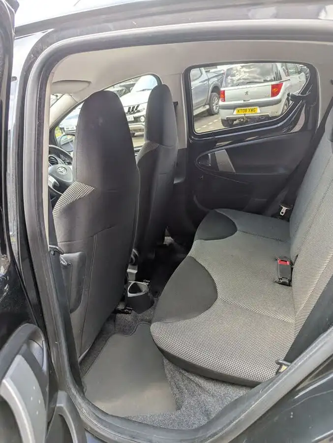 2013-toyota-aygo-10-aygo-fire-5d-big-9