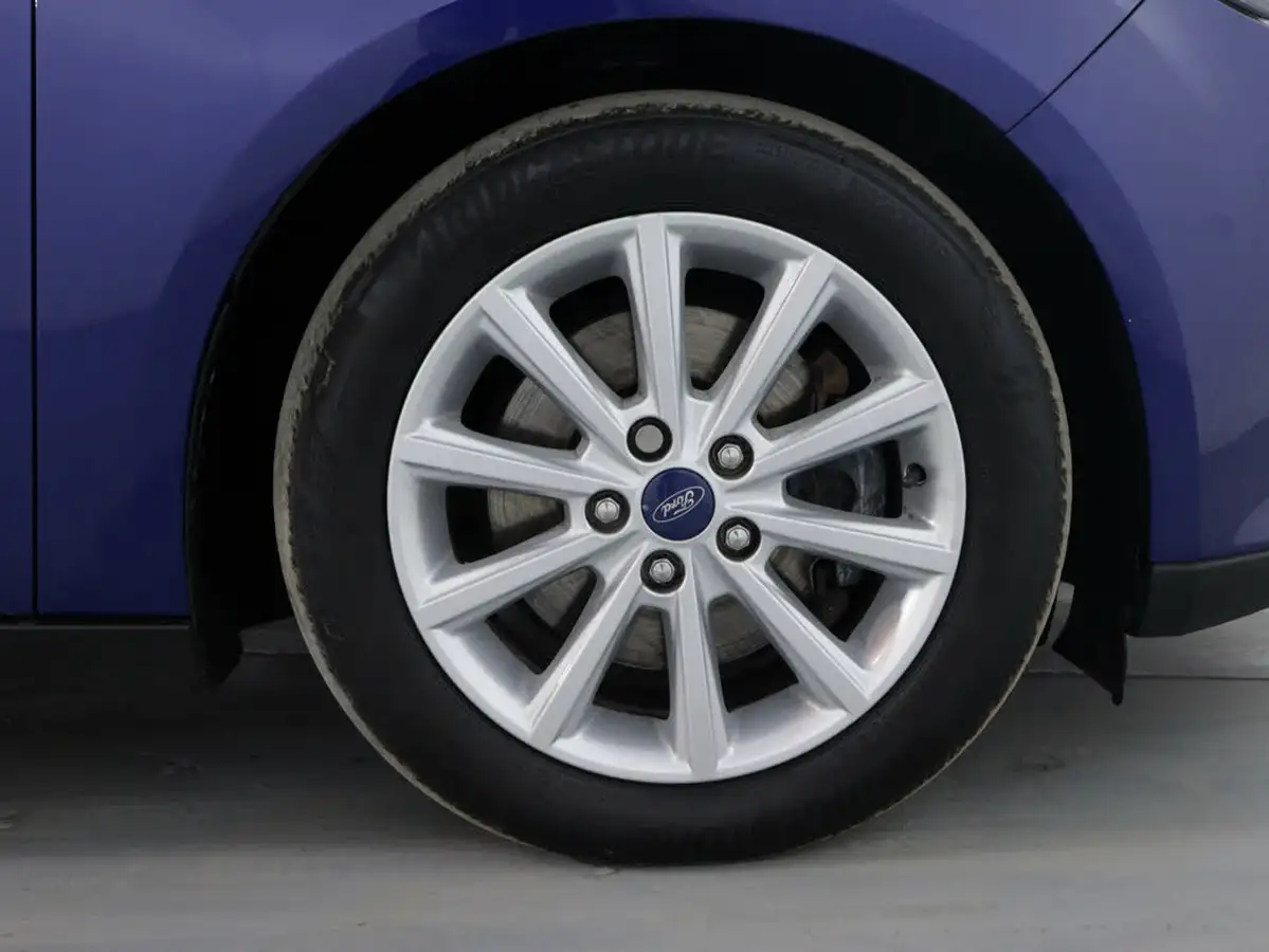2015-ford-focus-15-titanium-hatchback-big-12