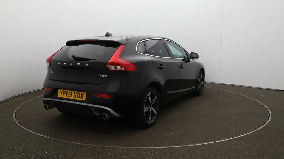 2019-volvo-v40-20-t2-r-design-edition-big-54