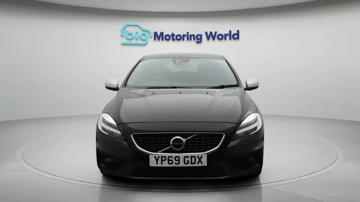 2019-volvo-v40-20-t2-r-design-edition-big-2