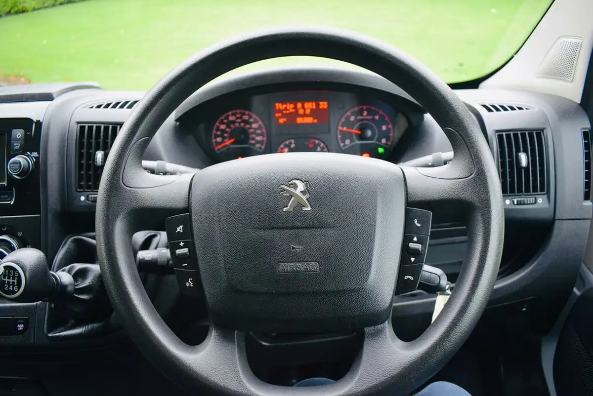 2022-peugeot-boxer-22-bluehdi-professional-435-l4-h2-big-12
