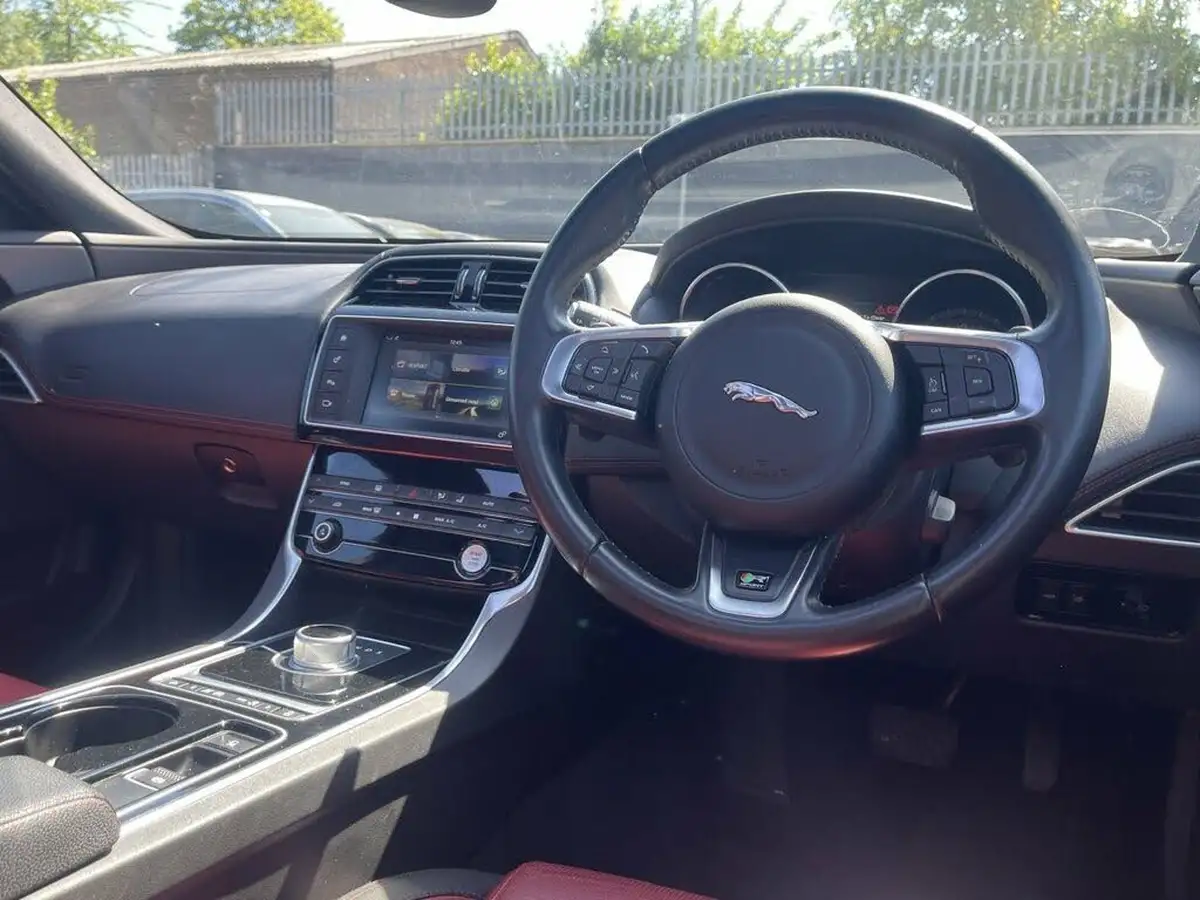 2015-jaguar-xe-20-r-sport-200ps-big-17