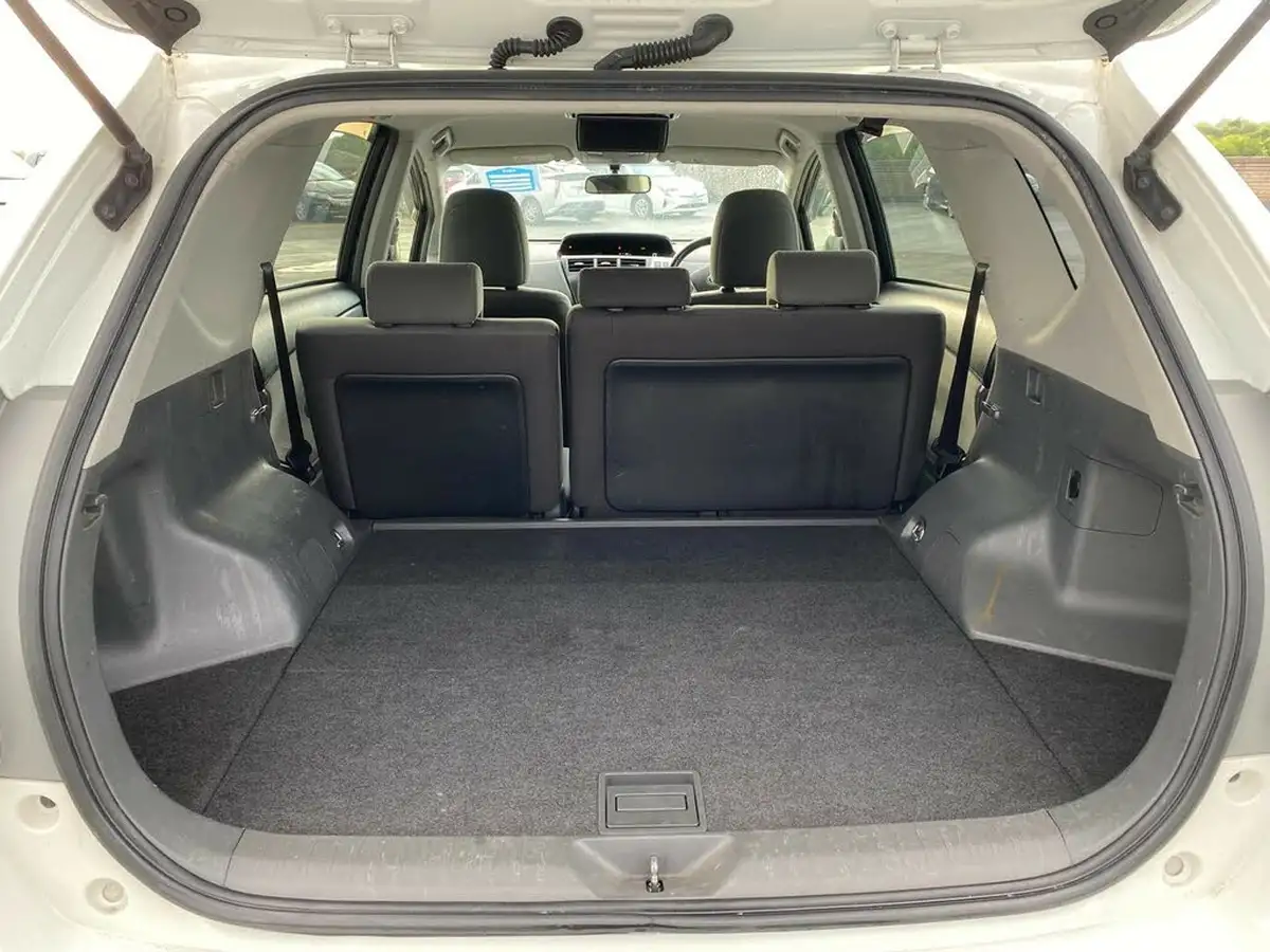 2015-toyota-prius-big-17