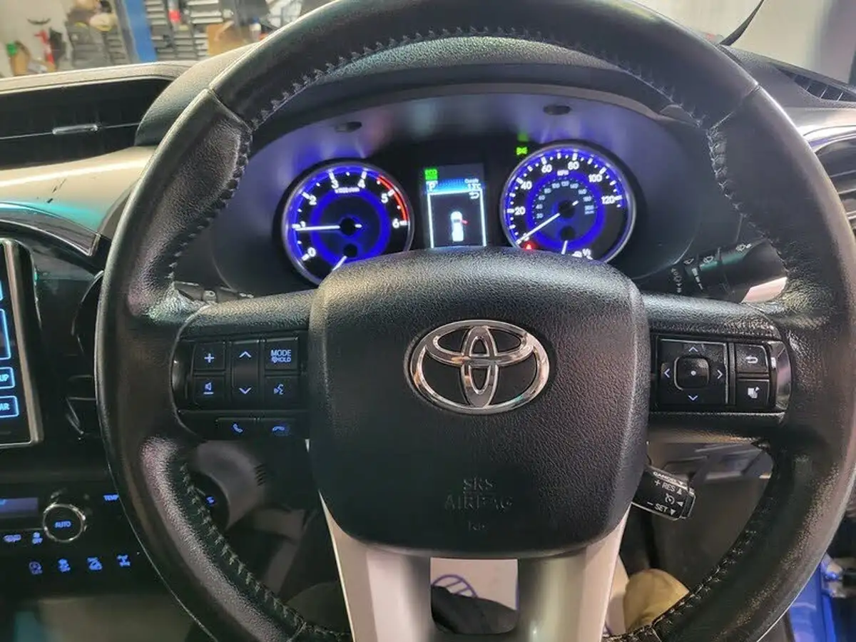 2018-toyota-hi-lux-24d-invincible-ss-auto-big-11