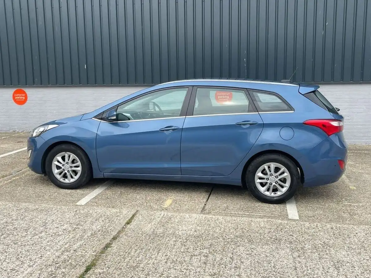 2015-hyundai-i30-16crdi-se-nav-110ps-tourer-big-4