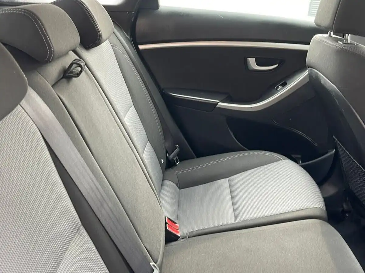 2015-hyundai-i30-16crdi-se-nav-110ps-tourer-big-52