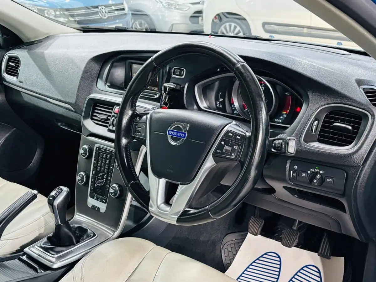 2014-volvo-v40-16td-d2-se-lux-big-10