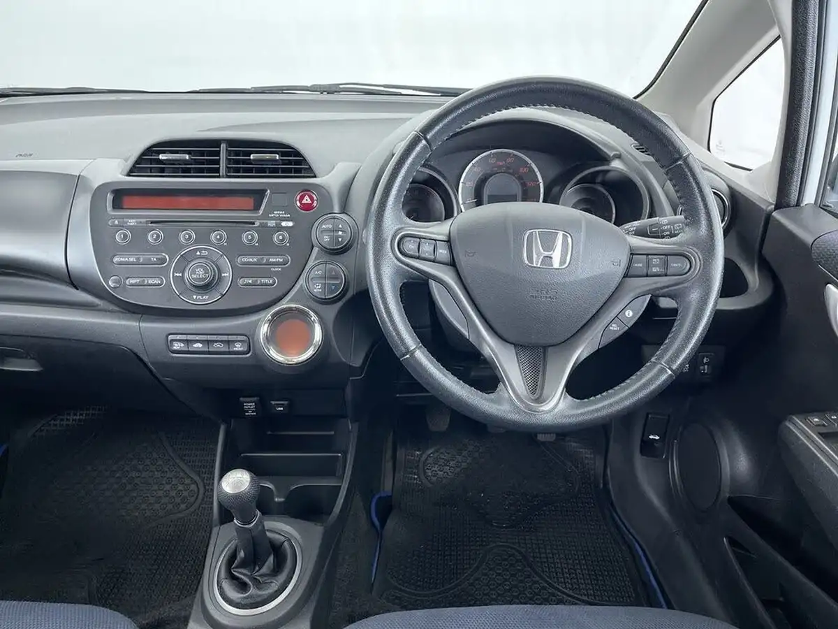 2013-honda-jazz-14-es-plus-big-34