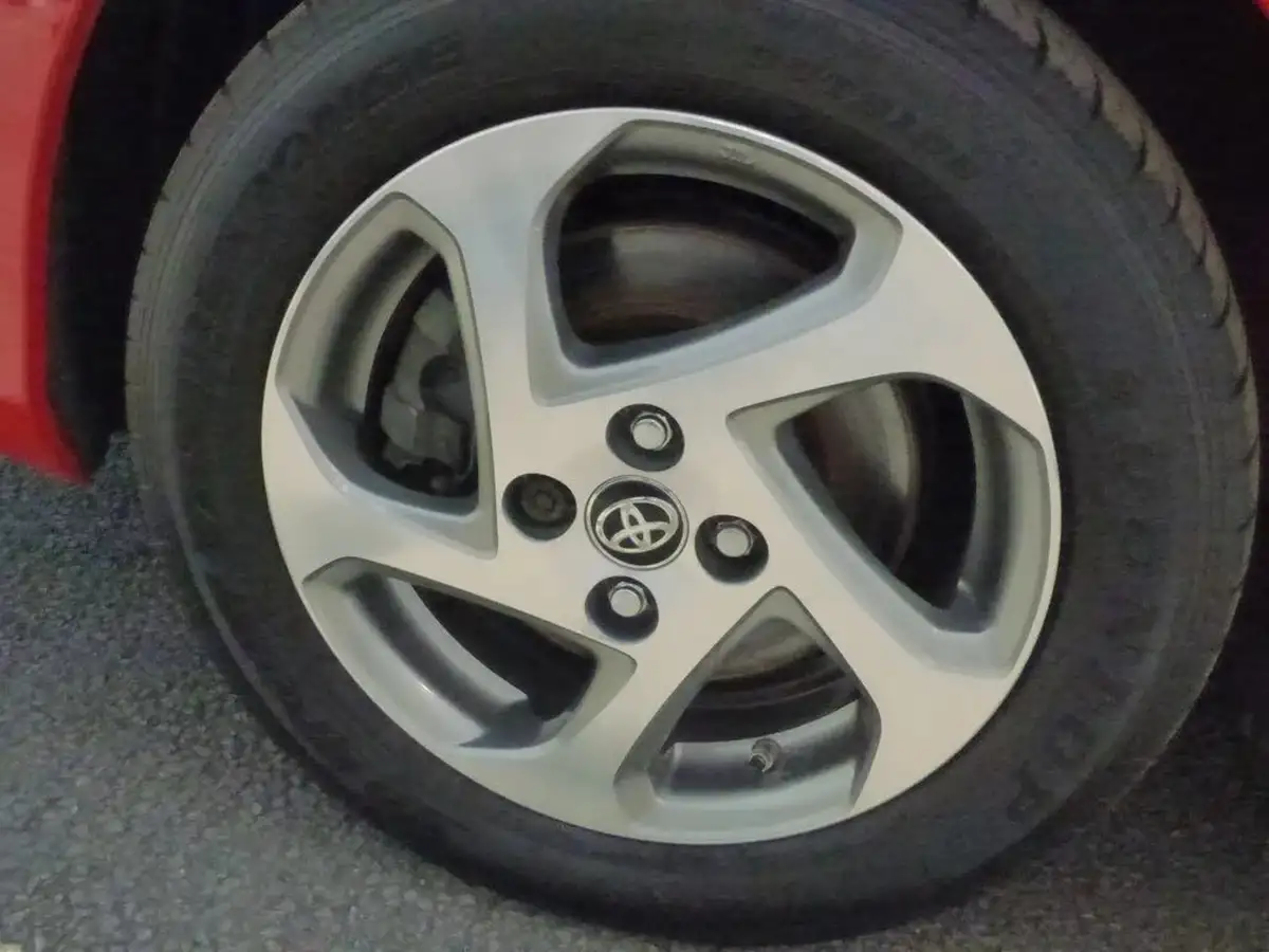 2017-toyota-yaris-15-vvt-i-icon-hybrid-big-6