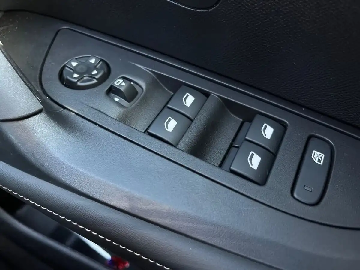 2024-peugeot-2008-suv-e-allure-136ps-50kwh-big-17