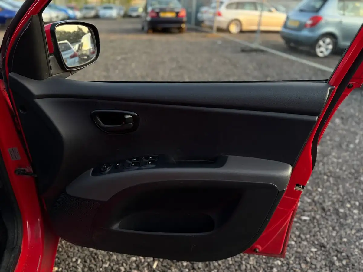 2010-hyundai-i10-12-comfort-76bhp-big-8