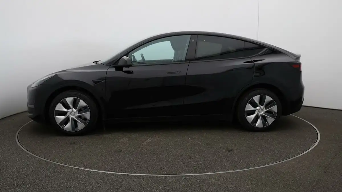 2022-tesla-model-y-e-long-range-big-4