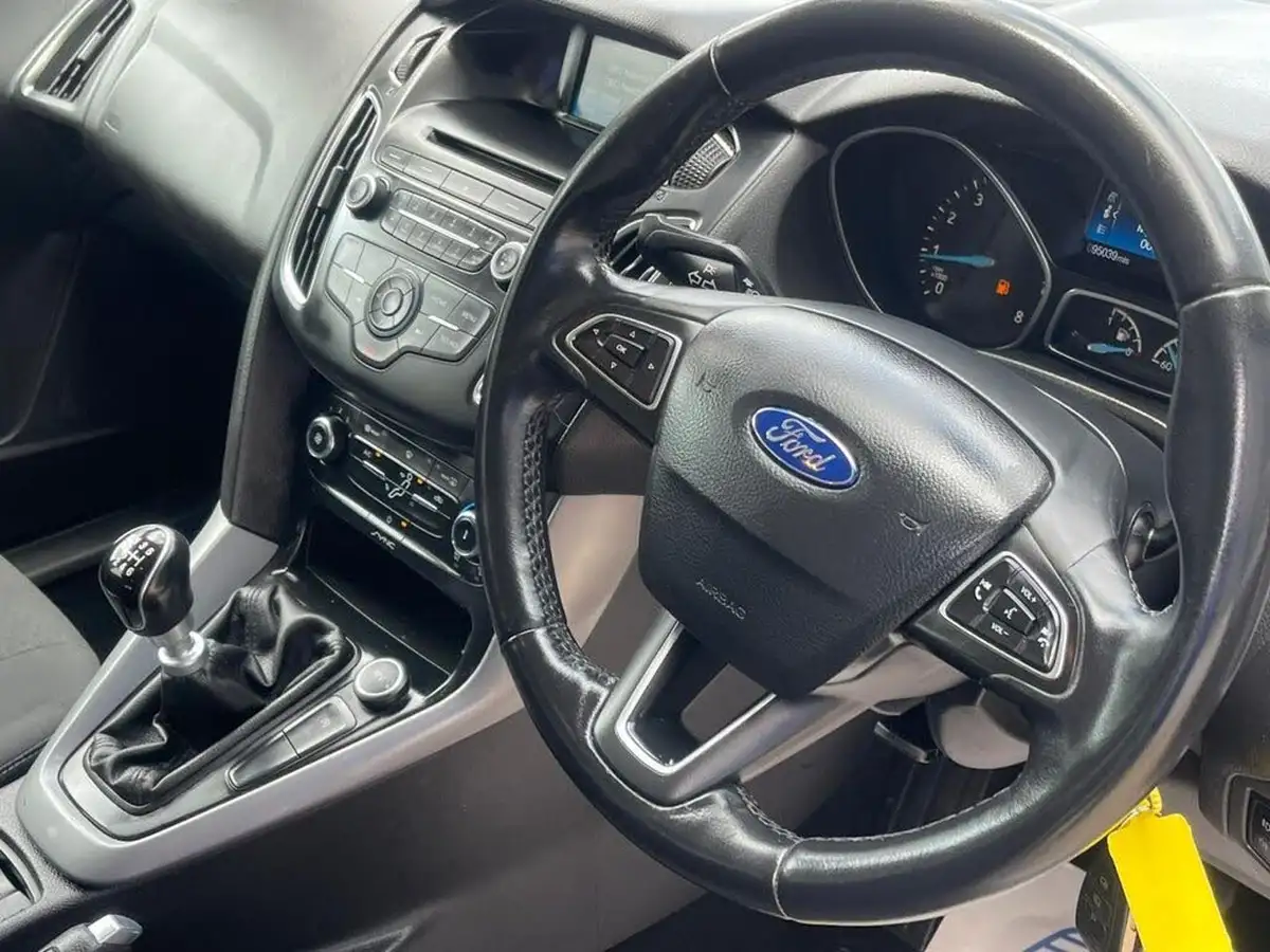 2015-ford-focus-10-zetec-t-125ps-hatchback-big-20